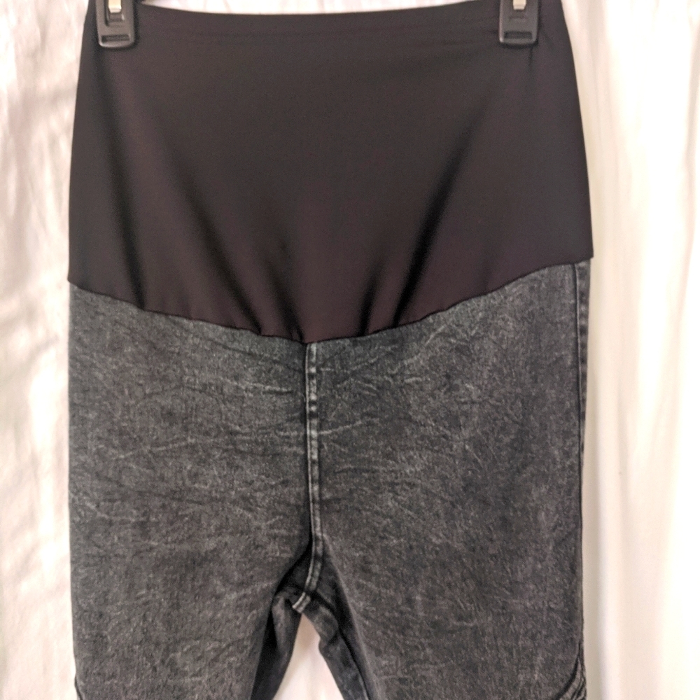 Preggo Leggings. Gray. size M